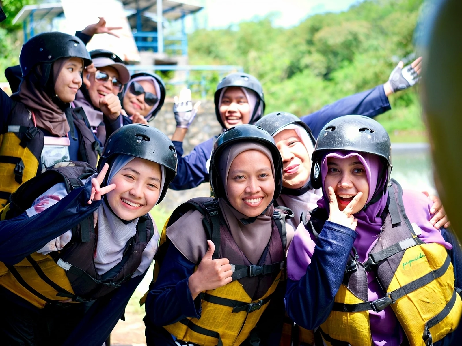 Peserta Rafting Cisadane SA Adventure bergaya di sungai Bogor